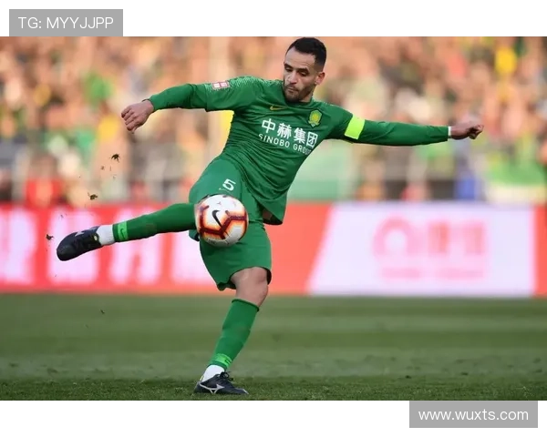 当红明星与足球巨星的浪漫邂逅究竟是谁引发了热议