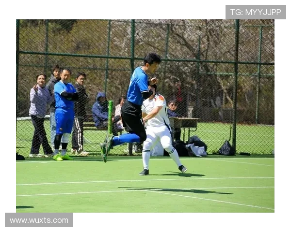 足球明星赛场激情舞动瞬间展现运动与艺术的完美结合